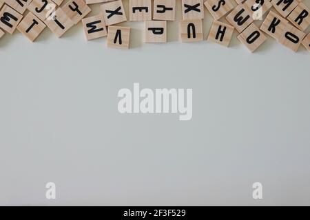 Lettere di legno con uno spazio aperto che può essere utilizzato come spazio di copia su un fondo bianco. Foto Stock