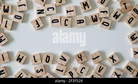 Lettere di legno con uno spazio aperto che può essere utilizzato come spazio di copia su un fondo bianco. Foto Stock