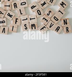 Lettere di legno con uno spazio aperto che può essere utilizzato come spazio di copia su un fondo bianco. Foto Stock