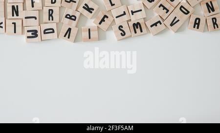 Lettere di legno con uno spazio aperto che può essere utilizzato come spazio di copia su un fondo bianco. Foto Stock