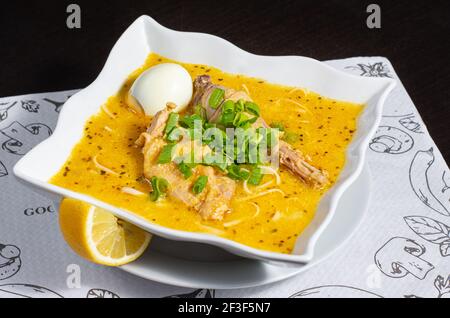 Zuppa di pollo, cibo tradizionale peruviano Foto Stock