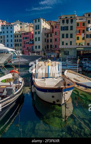 Camogli Villaggio di pescatori in Liguria, situato nella Riviera di Levante, meta turistica europea, bella per la sua Chiesa i vicoli Foto Stock