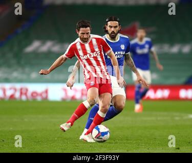 Cardiff, Glamorgan, Galles. 16 marzo 2021; Cardiff City Stadium, Cardiff, Glamorgan, Galles; Campionato di calcio inglese della Lega di calcio, Cardiff City contro Stoke City; Joe Allen di Stoke City gioca la palla come è sotto pressione da Behind Credit: Action Plus Sports Images/Alamy Live News Foto Stock