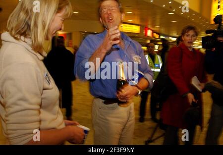 PEN HADOW CON SUA MOGLIE AL SUO ARRIVO A HEATHROW DOPO IL SUO TREKKING AL POLO SUD.[LO CHAMPAGNE È ANDATO VIA NELLE SUE MANI]. 2/2/04 PILSTON Foto Stock