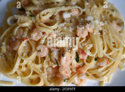 Cucina italiana, pasta classica con gamberi, pomodori e parmigiano Foto Stock