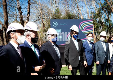 Delegati che indossavano caschi di sicurezza della Metro do Porto durante la cerimonia ai Giardini di Palácio de Cristal.il Consiglio di Amministrazione di Metro do Porto, SA ha svolto l'assegnazione di lavori per le nuove linee - linea rosa e l'estensione della linea gialla. Allo stesso tempo si è svolta la gara pubblica internazionale per il nuovo ponte sul fiume Douro. All'evento hanno partecipato il primo Ministro António Costa, il Ministro per l'ambiente e l'azione per il clima, João Pedro Matos Fernandes e il Segretario di Stato per la mobilità Eduardo Pinheiro. Il bando di gara rappresenta l'apertura di un concorso di idee per il Foto Stock