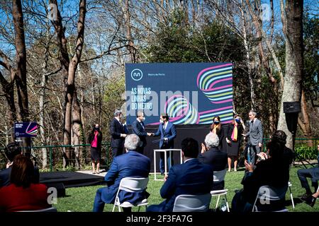 I rappresentanti di Metro do Porto, Grupo ACA e Ferroviale firmano l'accordo durante la cerimonia presso i Giardini di Palácio de Cristal.il Consiglio di Amministrazione di Metro do Porto, SA ha eseguito l'assegnazione dei lavori per le nuove linee - linea rosa ed estensione della linea gialla. Allo stesso tempo si è svolta la gara pubblica internazionale per il nuovo ponte sul fiume Douro. All'evento hanno partecipato il primo Ministro António Costa, il Ministro per l'ambiente e l'azione per il clima, João Pedro Matos Fernandes e il Segretario di Stato per la mobilità Eduardo Pinheiro. L'offerta rappresenta l'apertura di un con Foto Stock