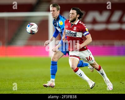 Emil Riis Jakobsen di Preston North End (a sinistra) e Jonny Howson di Middlesbrough combattono per la palla durante la partita del campionato Sky Bet allo stadio Riverside di Middlesbrough. Data immagine: Martedì 16 marzo 2021. Foto Stock