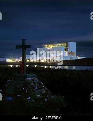 Monumento di guerra di fronte alla centrale nucleare di Torness, vicino a Dunbar, East Lothian, Scozia. Vista notturna. Foto Stock