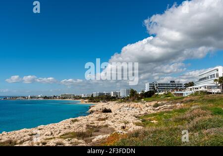 Costa rocciosa sulla famosa località turistica di Agia Napa a Cipro. Luogo idilliaco con hotel di lusso per vacanze perfette Foto Stock