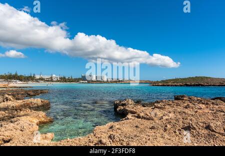 Persone che riposano nella spiaggia vuota a causa della pandemia di Covid 19. Spiaggia di Nissi Agia Napa, Cipro Foto Stock