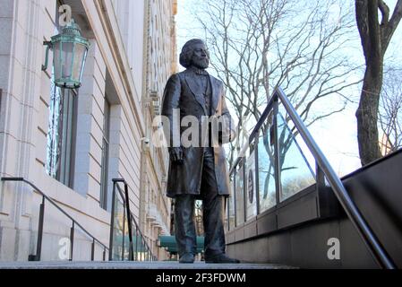 Statua di Frederick Douglass sui gradini dell'edificio della New York Historical Society, all'ingresso della W 77th Street, New York, NY, USA Foto Stock