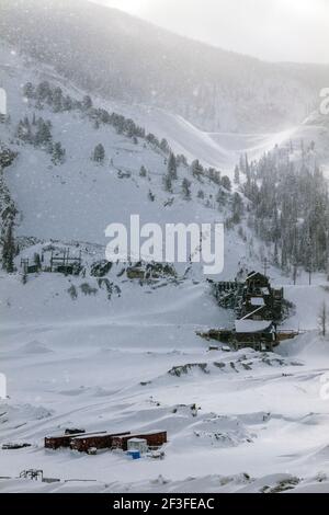 Vista invernale della miniera abbandonata di Madonna, vicino al Monarch Pass, Colorado, USA. La miniera ha fornito piombo, argento, zinco e calcare all'industria siderurgica. Foto Stock