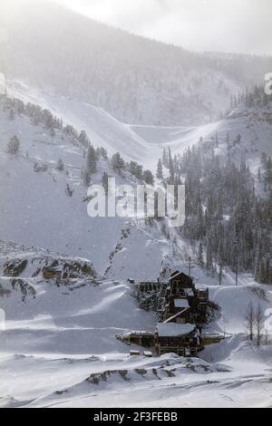 Vista invernale della miniera abbandonata di Madonna, vicino al Monarch Pass, Colorado, USA. La miniera ha fornito piombo, argento, zinco e calcare all'industria siderurgica. Foto Stock