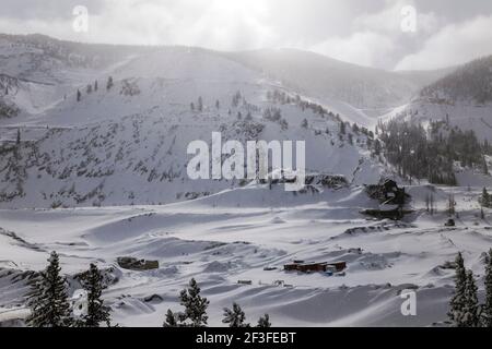 Vista invernale della miniera abbandonata di Madonna, vicino al Monarch Pass, Colorado, USA. La miniera ha fornito piombo, argento, zinco e calcare all'industria siderurgica. Foto Stock