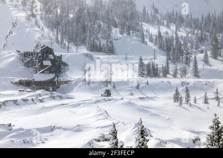 Vista invernale della miniera abbandonata di Madonna, vicino al Monarch Pass, Colorado, USA. La miniera ha fornito piombo, argento, zinco e calcare all'industria siderurgica. Foto Stock