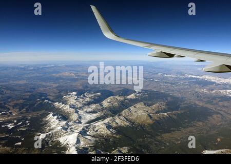 La vista dell'ala da una finestra dell'aereo durante il volo. Foto Stock