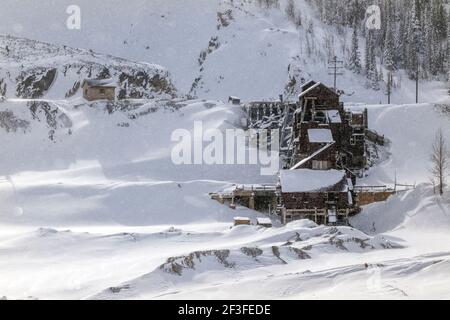 Vista invernale della miniera abbandonata di Madonna, vicino al Monarch Pass, Colorado, USA. La miniera ha fornito piombo, argento, zinco e calcare all'industria siderurgica. Foto Stock