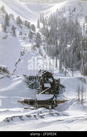 Vista invernale della miniera abbandonata di Madonna, vicino al Monarch Pass, Colorado, USA. La miniera ha fornito piombo, argento, zinco e calcare all'industria siderurgica. Foto Stock