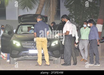 MUMBAI, INDIA - MARZO 16: Ufficiali della NIA investigano la Mercedes di Sachin Vaze dopo il suo arresto in connessione con una sonda per il recupero di esplosivi da una macchina parcheggiata vicino alla casa di Antilia dell'industriale Mukesh Ambani il 16 marzo 2021 a Mumbai, India. Rilasciare una dichiarazione ufficiale NIA IG Anil Shukla ha detto, 'oggi NIA ha preso un nero Mercedez Benz. Nel sequestro, la stessa targa della vettura Scorpione è stata recuperata dalla Mercedez. Più di RS 5 lakh contanti, vestiti e una macchina di conteggio di contanti è stata recuperata. Sachin Vaze guidava la macchina. Il proprietario della macchina è ancora Foto Stock