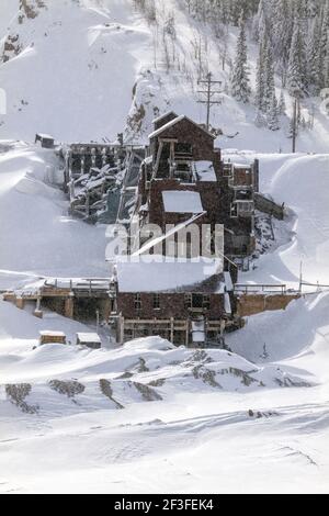 Vista invernale della miniera abbandonata di Madonna, vicino al Monarch Pass, Colorado, USA. La miniera ha fornito piombo, argento, zinco e calcare all'industria siderurgica. Foto Stock