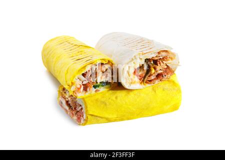 Due parti di shawarma cheesy orientale e greca con strati di carne di pollo, cetriolo, cavolo, formaggio servito su piatto, isolato su sfondo bianco. T Foto Stock