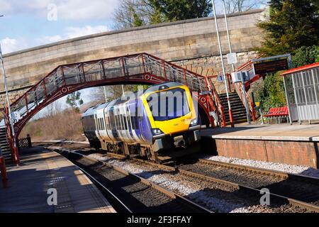 Un treno Northern Rail Classe 195 che arriva alla stazione di Garforth Foto Stock