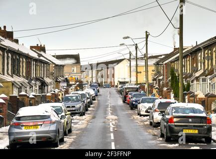 Gilfach Goch, Galles - Dicembre 2017: Vista sulla strada con case a schiera e auto parcheggiate all'esterno in un villaggio in una delle valli del Galles del Sud Foto Stock