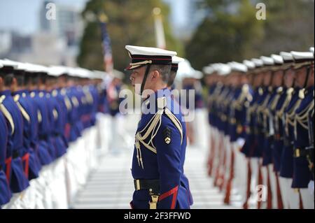 Tokyo, Giappone. 16 Marzo 2021. Il Segretario della Difesa degli Stati Uniti d'America ( non illustrato ) e il Ministro della Difesa giapponese Kishi Nobuo ( non illustrato ) presero parte ad una rassegna di una guardia d'onore prima dell'incontro bilaterale dei Ministri della Difesa USA-Giappone presso il Ministero della Difesa del Giappone. Segretario della Difesa, visita in Giappone dal 15 marzo al 17 marzo come loro primo viaggio all'estero subito dopo l'inaugurazione dell'amministrazione Biden per scambiare opinioni sul sempre più grave ambiente di sicurezza nella regione, e condurre consultazioni su questioni tra cui ulteriore cooperazione per migliorare il Jap Foto Stock