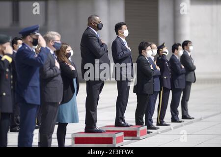 Tokyo, Giappone. 16 Marzo 2021. Lloyd Austin, Segretario della Difesa degli Stati Uniti d'America (L) e Ministro della Difesa giapponese Kishi Nobuo (R) partecipa a una revisione di una guardia d'onore prima dell'incontro bilaterale dei Ministri della Difesa USA-Giappone presso il Ministero della Difesa del Giappone il 16 marzo 2021 a Tokyo, Giappone. Antony Blinken, Segretario di Stato degli Stati Uniti d'America (non illustrato nella foto) e Lloyd Austin, Segretario della Difesa, visitano il Giappone dal 15 marzo al 17 marzo come loro primo viaggio all'estero subito dopo l'inaugurazione dell'Amministrazione Biden per scambiare opinioni sull'incr Foto Stock