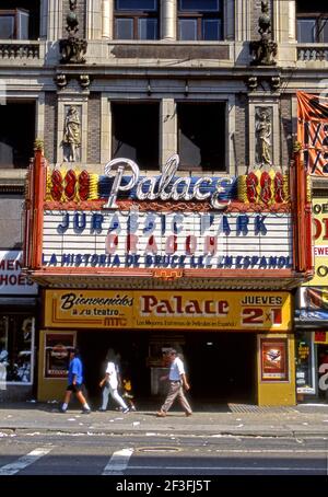 Il classico Palace Theatre di Broadway nel centro di Los Angeles circa 1993 Foto Stock