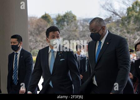 Tokyo, Giappone. 16 Marzo 2021. Il Segretario della Difesa degli Stati Uniti Lloyd J. Austin III, a destra, cammina con il Ministro della Difesa giapponese Nobuo Kishi dopo il suo arrivo al Ministero della Difesa 16 marzo 2021 a Tokyo, Giappone. Credit: Planetpix/Alamy Live News Foto Stock