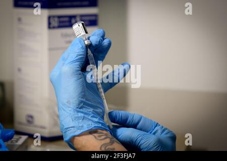 Marsiglia, Francia. 15 marzo 2021. Un infermiere prepara una siringa con una dose di vaccino Pfizer da somministrare agli anziani. (Foto di Denis THAUST/SOPA Images/Sipa USA) Credit: Sipa USA/Alamy Live News Foto Stock