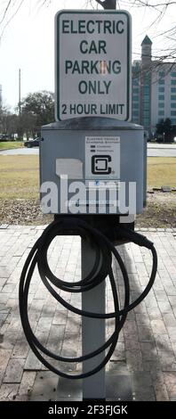 Montgomery, Alabama, Stati Uniti. 14 Marzo 2021. Michah Jefferson Saha utilizza una stazione di ricarica municipale per ricaricare la sua Toyota, la sua auto ibrida con presa a 4 prime, nel centro di Montgomery, Alabama, domenica 14 2021 marzo. (Immagine di credito: © Mark HertzbergZUMA Wire) Foto Stock