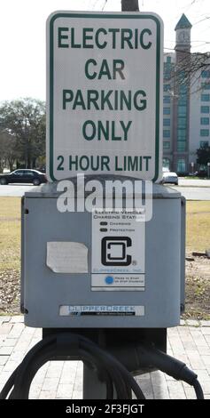 Montgomery, Alabama, Stati Uniti. 14 Marzo 2021. Michah Jefferson Saha utilizza una stazione di ricarica municipale per ricaricare la sua Toyota, la sua auto ibrida con presa a 4 prime, nel centro di Montgomery, Alabama, domenica 14 2021 marzo. (Immagine di credito: © Mark HertzbergZUMA Wire) Foto Stock