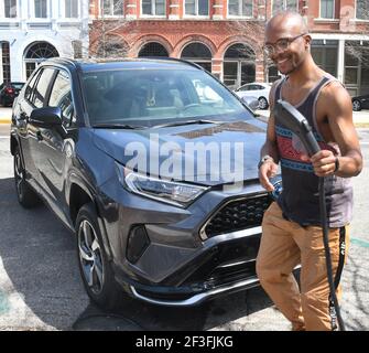 Montgomery, Alabama, Stati Uniti. 14 Marzo 2021. MICHAH JEFFERSON SAHA utilizza una stazione di ricarica municipale per ricaricare la sua Toyota, la sua auto ibrida con presa a 4 prime, nel centro di Montgomery, Alabama, domenica 14 2021 marzo. (Immagine di credito: © Mark HertzbergZUMA Wire) Foto Stock