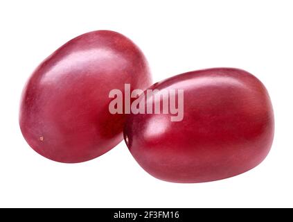 Uva matura rossa isolata su sfondo bianco. Viola scuro uva fresca bacche senza seedless. Macro, scatto in studio Foto Stock