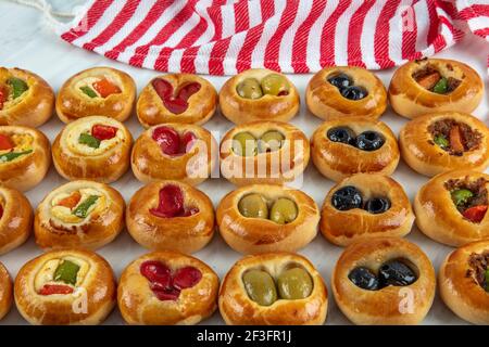 Piccole pizze deliziose pronte per il buffet. Le mini pizze veloci sono pronte. Pizza in attesa di essere mangiato. Foto Stock