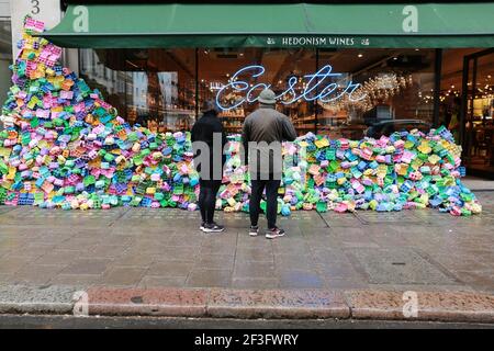 Londra, Regno Unito. 13 marzo 2021. Installazione di arte pasquale di fronte all'edonismo Vini Credit: Waldemar Sikora Foto Stock