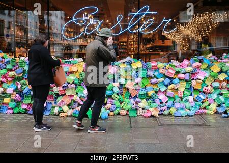 Londra, Regno Unito. 13 marzo 2021. Installazione di arte pasquale di fronte all'edonismo Vini Credit: Waldemar Sikora Foto Stock