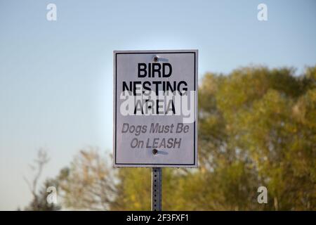 Vista del cartello Bird Nesting Area, cani devono essere in Leash a Courtenay, Canada Foto Stock