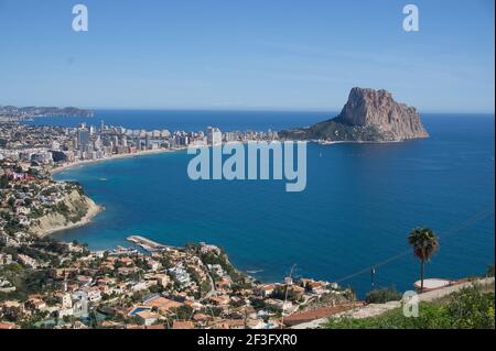 Vista sulla città costiera di Alfas del PI, situata ad Alicante, Spagna. Spiaggia Foto Stock