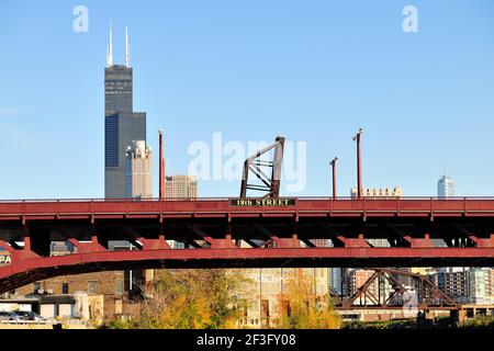 Chicago, Illinois, Stati Uniti. Una parte dello skyline del centro di Chicago visibile oltre il 18th Street Bridge. Foto Stock
