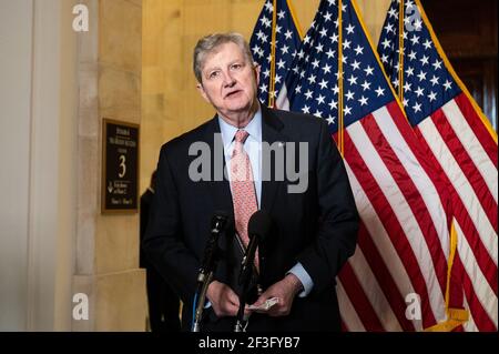 Il senatore statunitense John Kennedy (R-LA) parla alla stampa prima di una conferenza stampa della leadership repubblicana del Senato. Foto Stock