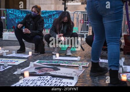 I manifestanti sono visti accendere le candele durante la dimostrazione.rappresentanti a Barcellona del gruppo colombiano, madri di falsi positivi di SOACHA e Bogotá (MAFAPO), un'associazione composta da madri, mogli, Figlie e sorelle di uomini uccisi da soldati dell'esercito nazionale colombiano in modo illegittimo e presentati come guerriglieri uccisi in combattimento tra il 2006 e il 2009, durante il governo di Álvaro Uribe Vélez, Hanno tenuto una manifestazione a Barcellona per chiedere giustizia e in memoria delle 6,402 persone che sono state vittime di questo fenomeno nel paese. Foto Stock