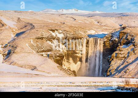 Cascata di Skogafoss in Islanda sotto l'alba invernale Foto Stock