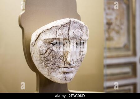 Città del Vaticano, Vaticano. 3 febbraio 2016. Scultura etrusca di una maschera umana in pietra. Arte concettuale Foto Stock