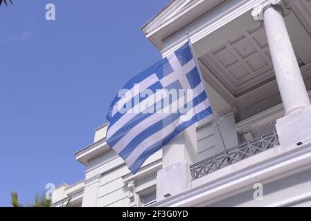 Atene, Grecia. 16 Marzo 2021. Bandiera greca nella costruzione del Ministero degli Affari Esteri greco. (Foto di Dimitrios Karvountzis/Pacific Press) Credit: Pacific Press Media Production Corp./Alamy Live News Foto Stock