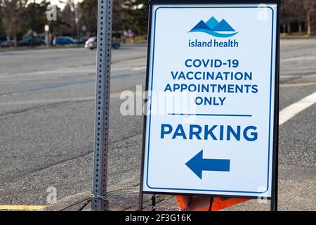 Nanaimo, Canada - Marzo 7,2021: Vista del cartello direzionale COVID-19 appuntamenti di vaccinazione solo su un parcheggio a Beban Park Foto Stock