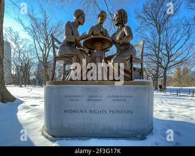 New York CIity - 21 febbraio 2021: Il Monumento dei pionieri dei diritti delle donne nell’inverno coperto di neve commemora il centenario della ratifica del 1 Foto Stock